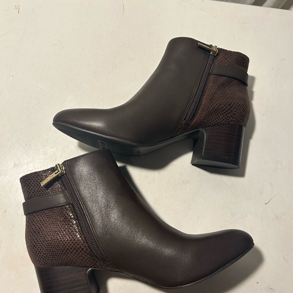 Anne Klein brown leather ankle boots zip up sides & 1.5” block heel NWT - Picture 5 of 9